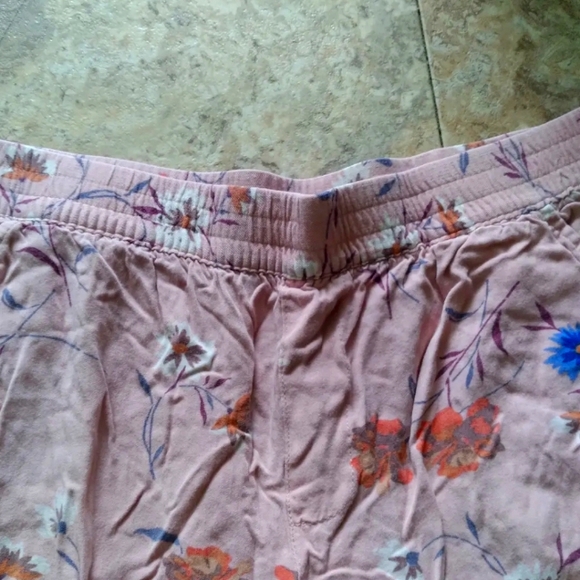 Jessica Simpson Cadie floral print pull-on cropped pants, size Medium - Picture 2 of 7